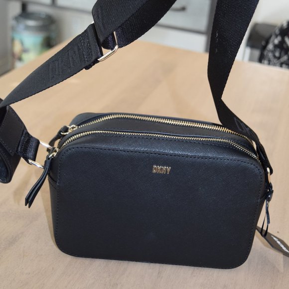 DKNY TUTU DOUBLE ZIP CAMERA CROSSBODY BAG W/ LOGO STRAP - Picture 3 of 9